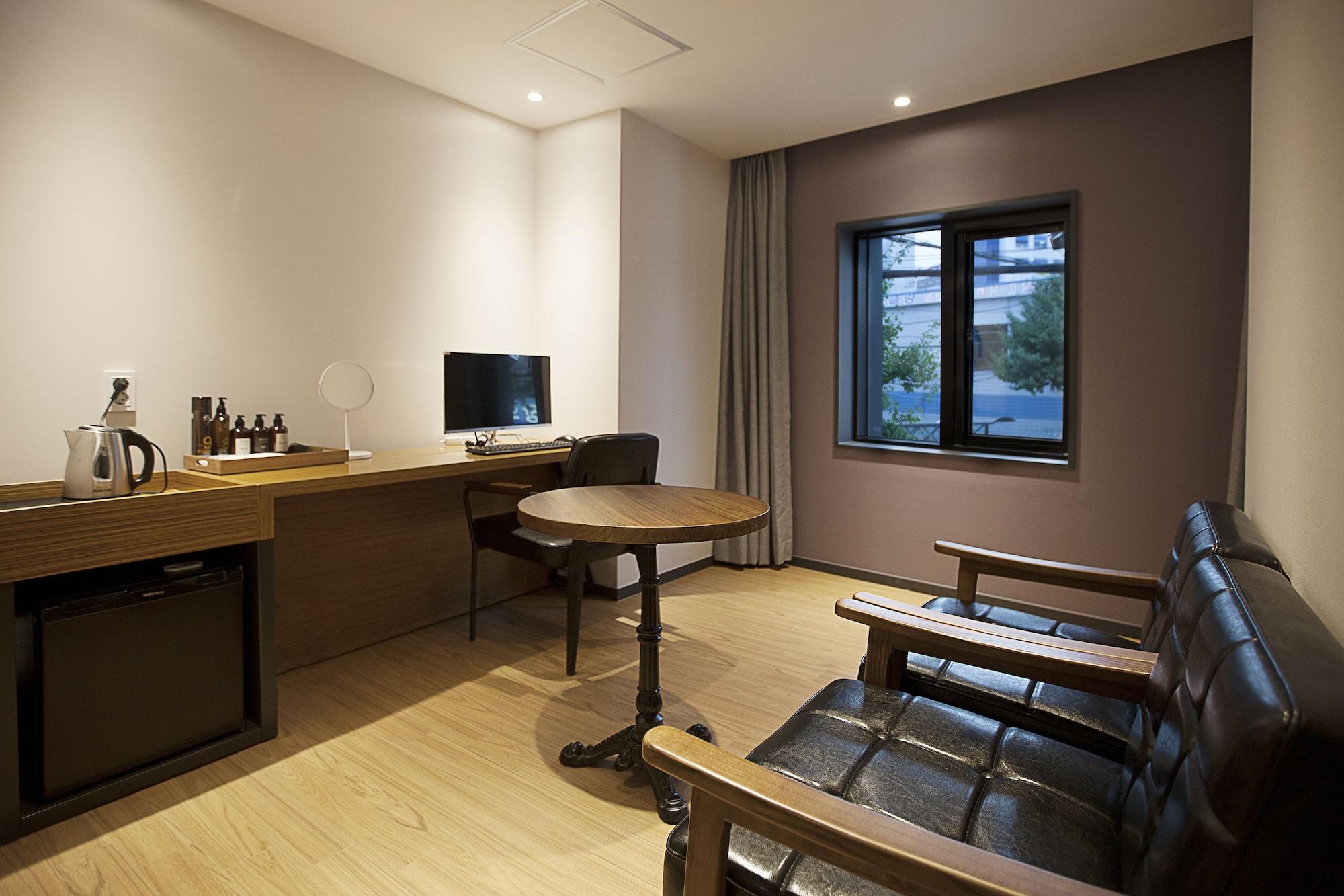 Brown Dot Hotel Changwon Bagian luar foto