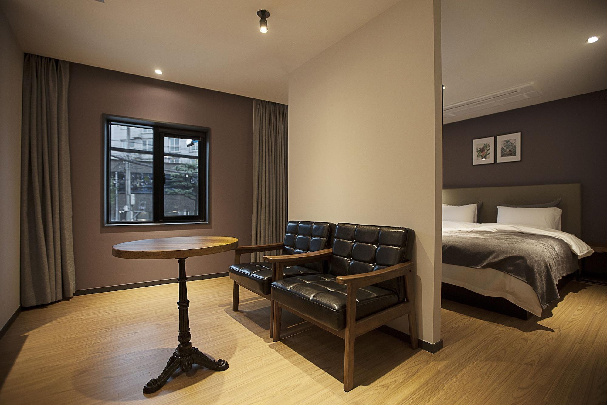 Brown Dot Hotel Changwon Bagian luar foto