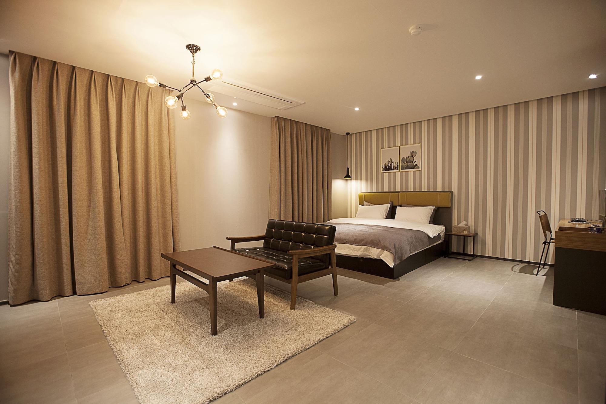 Brown Dot Hotel Changwon Bagian luar foto