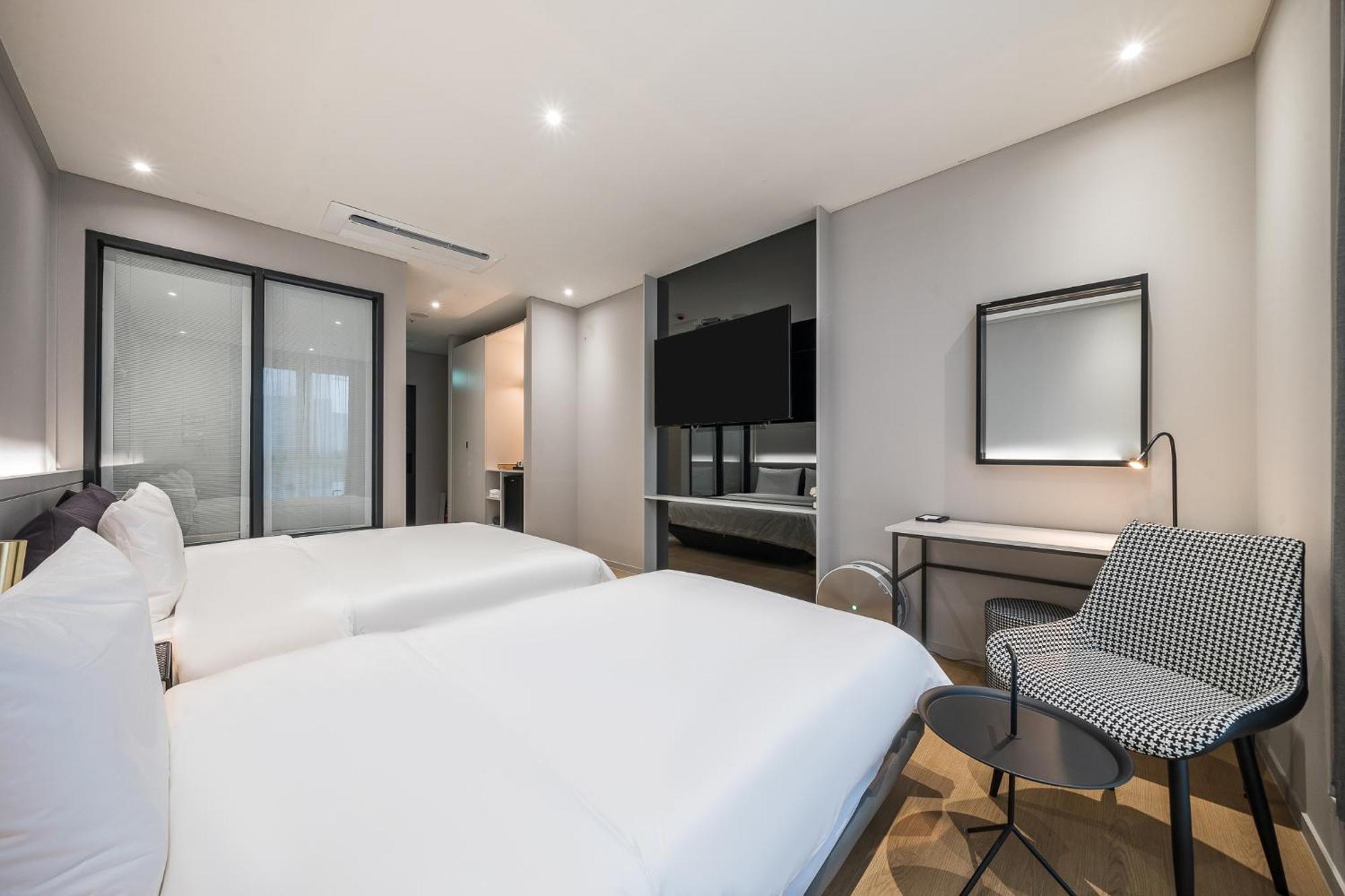 Brown Dot Hotel Changwon Bagian luar foto