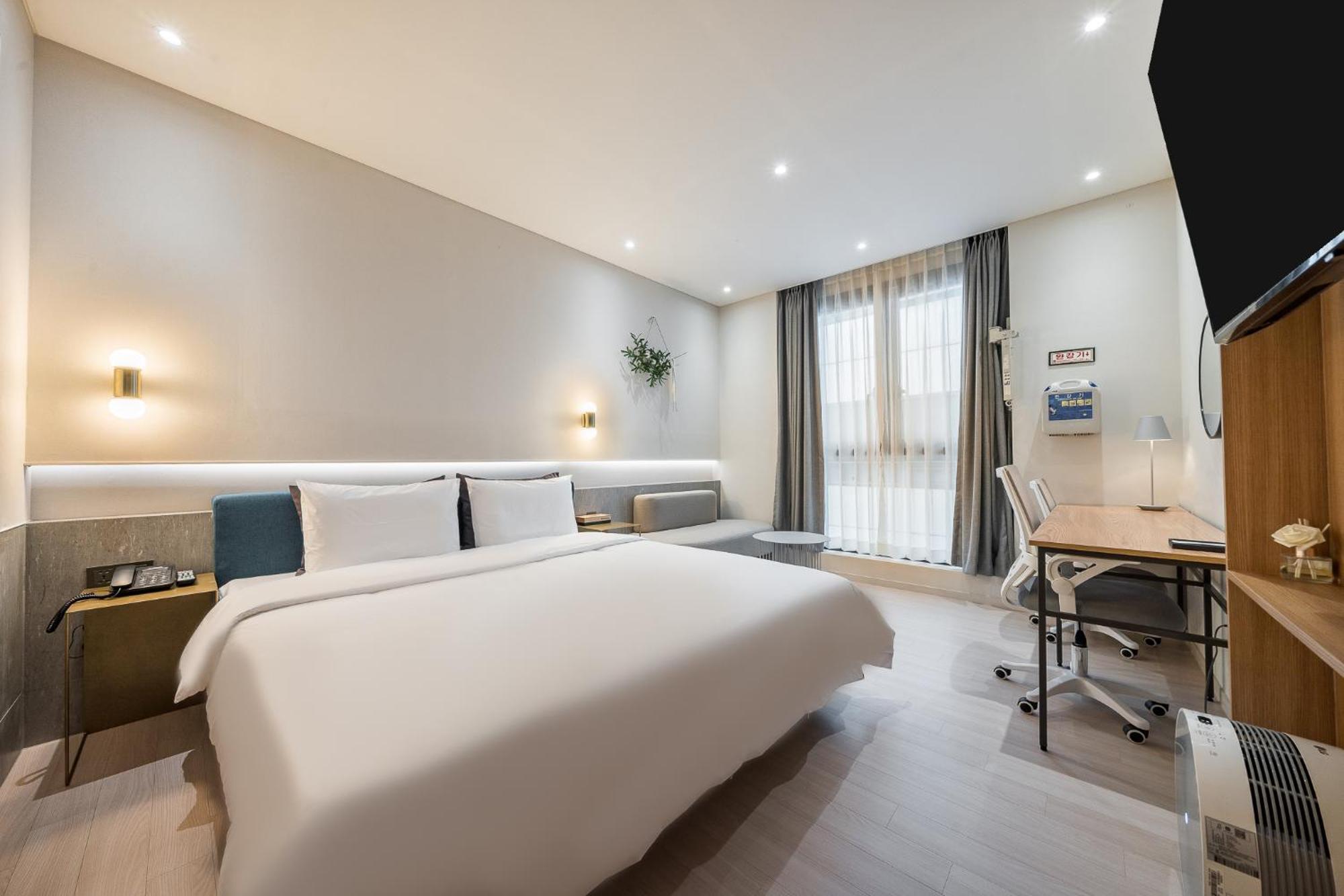 Brown Dot Hotel Changwon Bagian luar foto