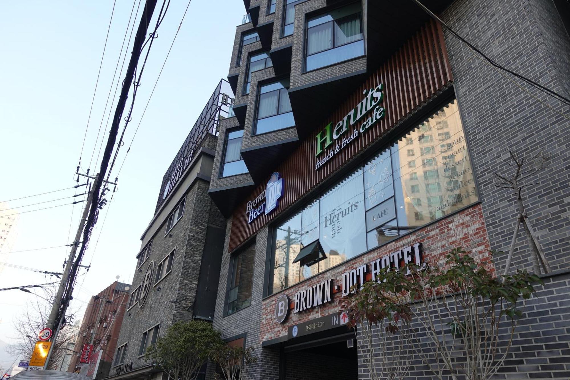 Brown Dot Hotel Changwon Bagian luar foto