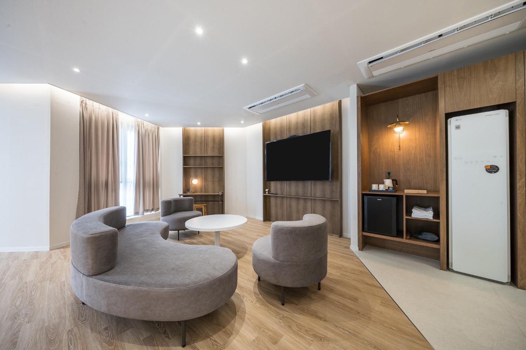 Brown Dot Hotel Changwon Bagian luar foto